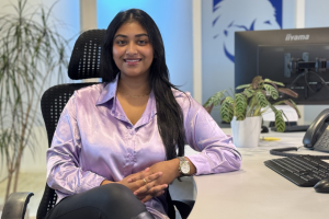 maytrie jagesser achter bureau