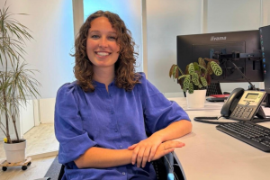 sacha deurloo achter bureau